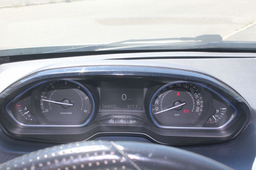 Peugeot 2008 1.6 HDI Allure com Teto Panorâmico