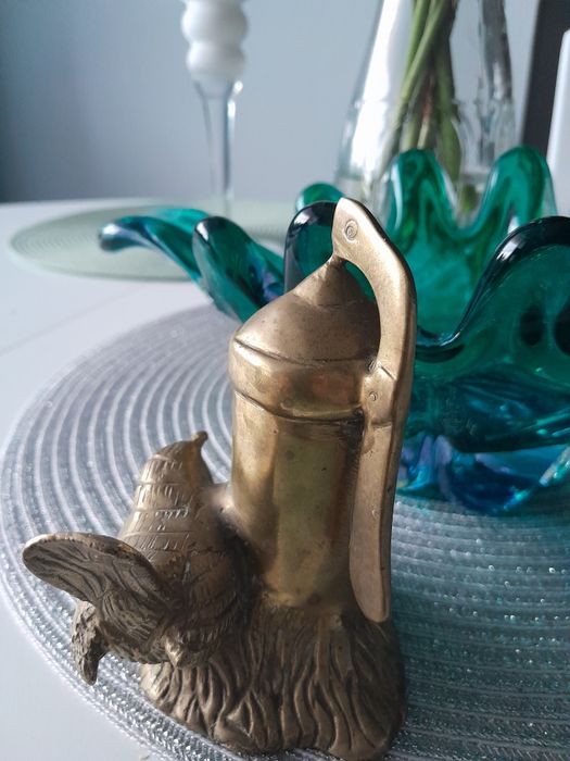 Ptak siedzący na studni całości wykonana z mosiądzu