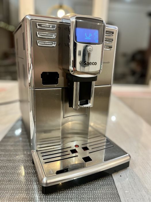 Автоматична кавоварка Saeco Incanto HD8917/09.
