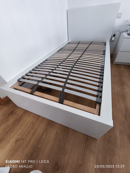 Cama de solteiro em estado excelente