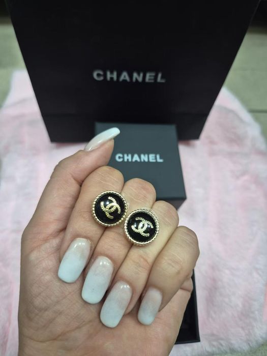 kolczyki cc czarne złote z logo – eleganckie