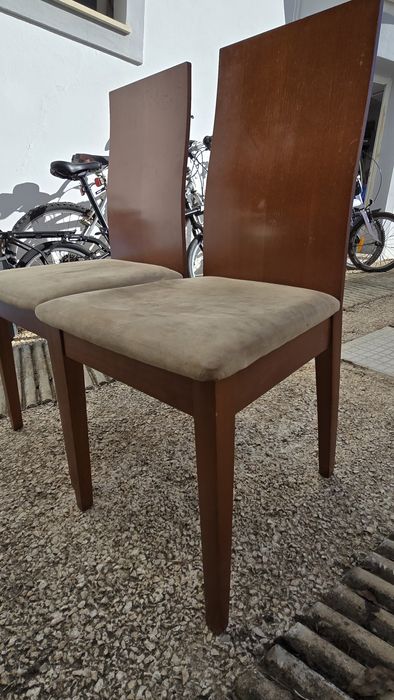 2 Cadeiras em madeira maciça