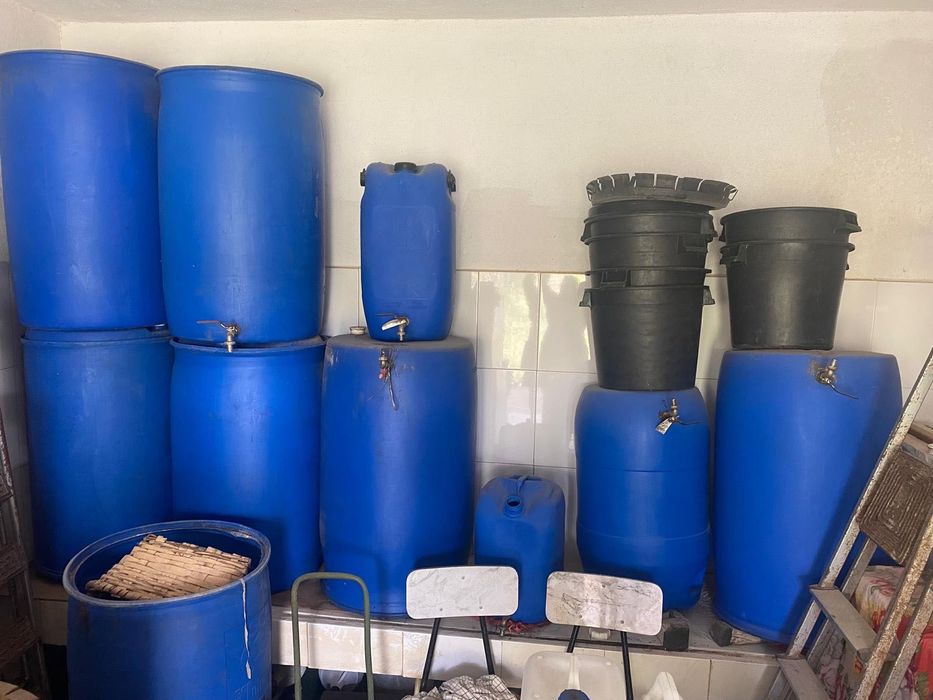 Barricas de vinho com torneira