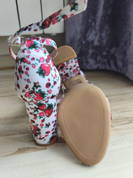 Nowe buty na słupku