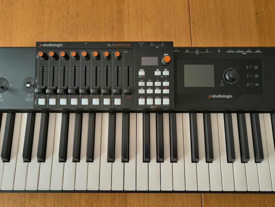 Teclado controlador e pedaleira de efeitos e looper Voicelive 3 extrem