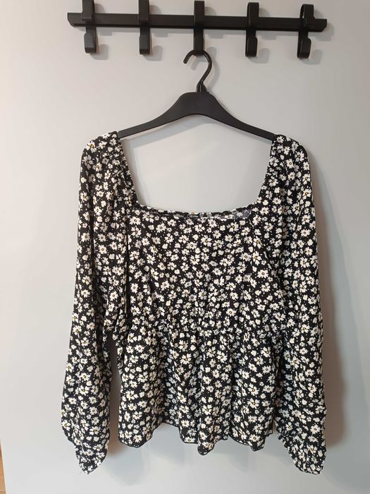 Czarna bluzka w drobne kwiatki z kwadratowym dekoltem Shein r 52/54