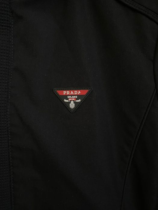 гарна курточка prada