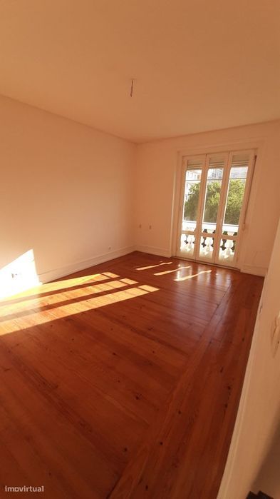 Apartamento T3 com 3 casas de banho e varanda