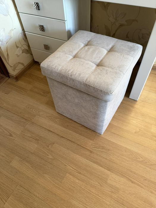 Туалетний столик з пуфом