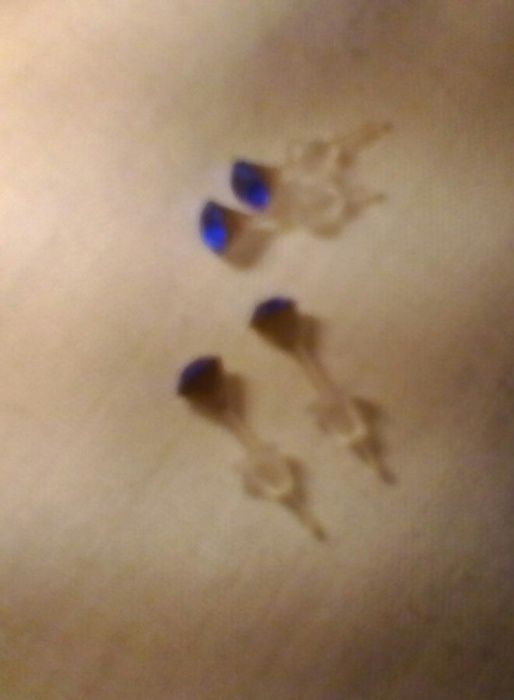 Brincos azuis e brilhantes