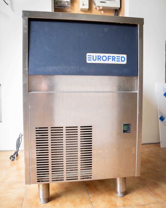 Máquina de gelo profissional - EUROFRED (20kg)