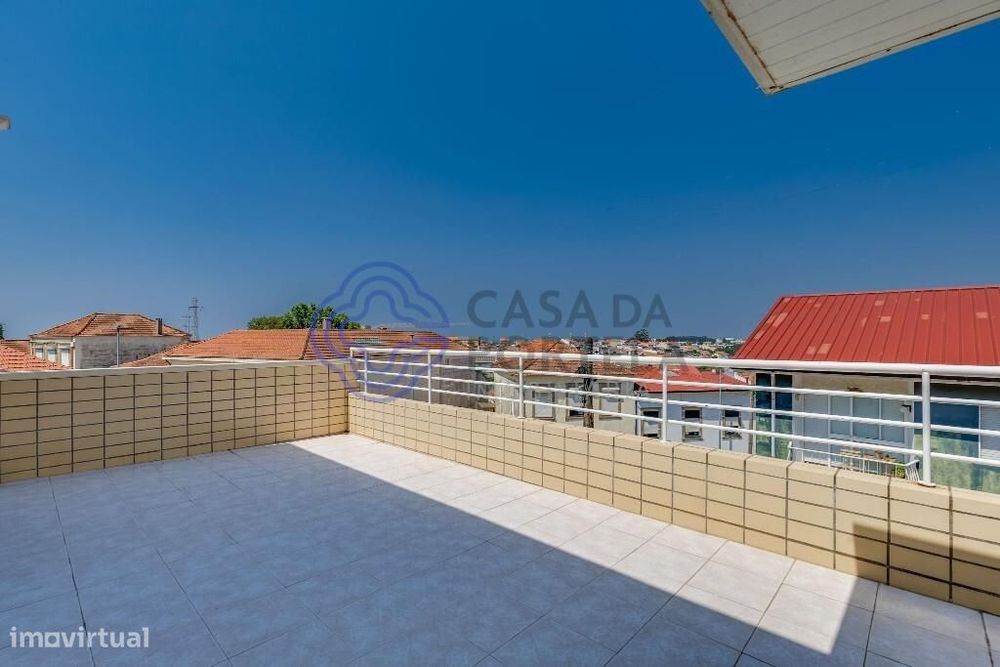 Apartamento T2 com terraço, varanda e garagem no centro de Guifões
