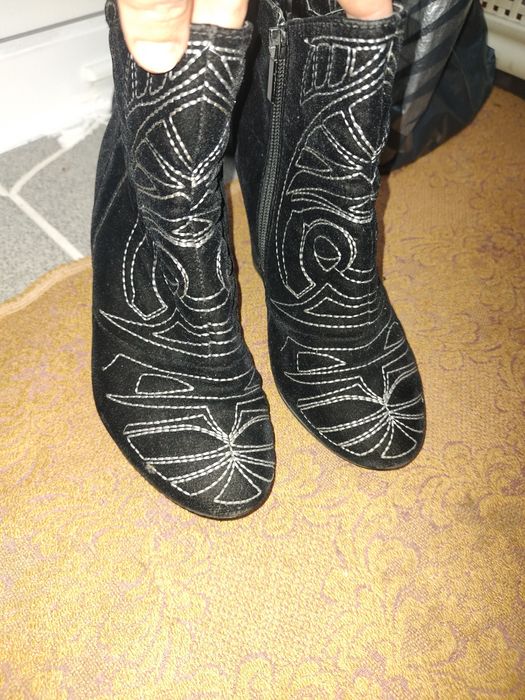 Подарую жіночі чобітки