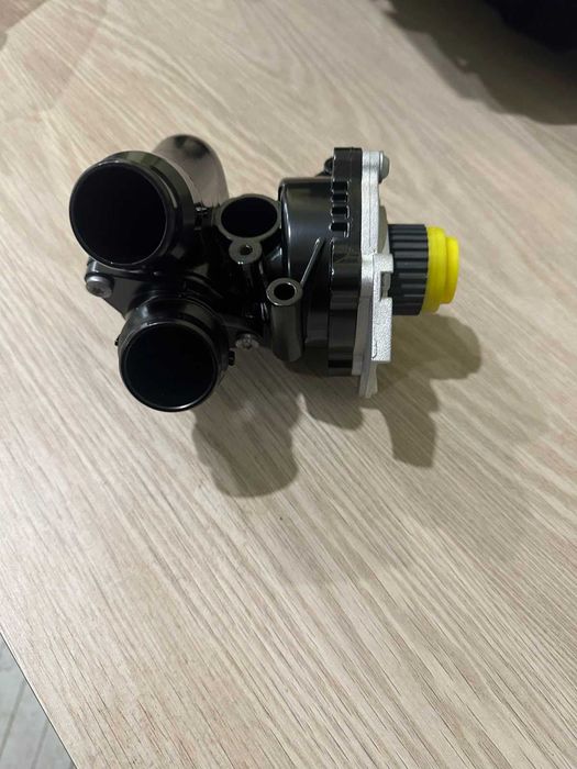 Audi Q5 8R Помпа з термостатом