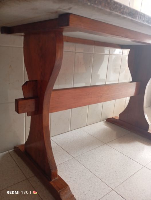 Mesa de cozinha em pedra