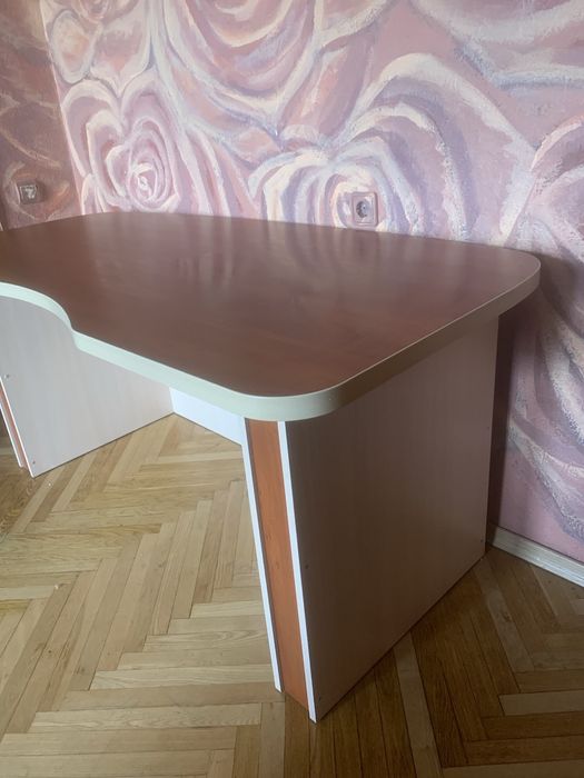 Стол письменный.