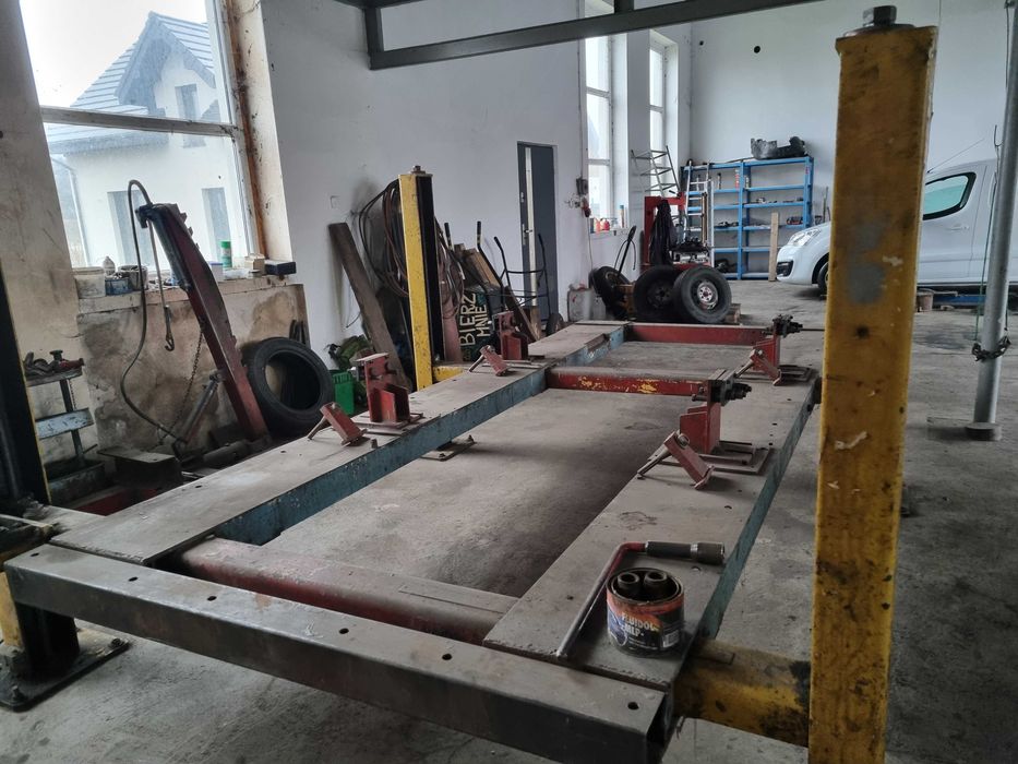 Rama blacharska na podnośniku czterokolumnowym