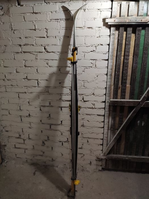 Stare narty z kijami