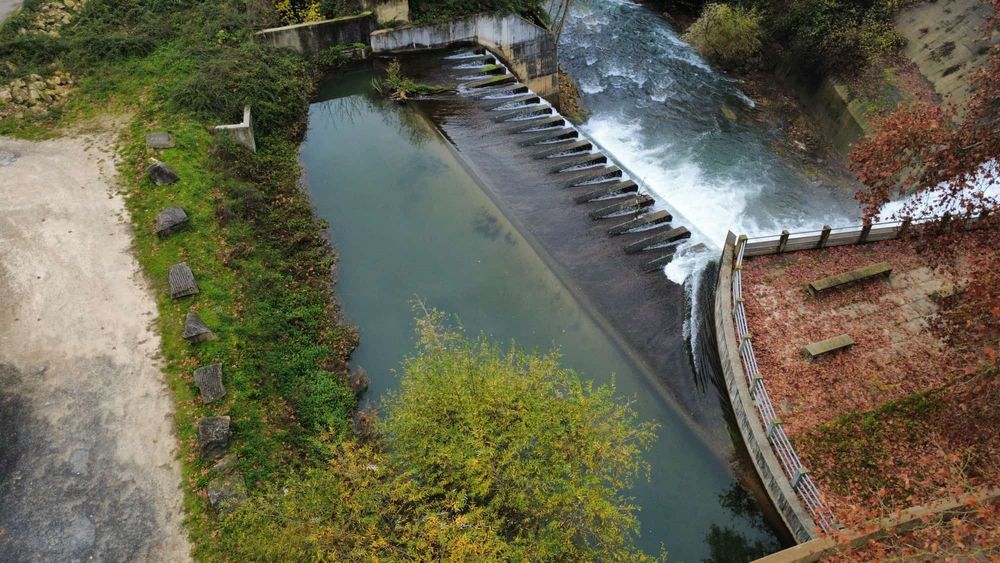 Fotógrafo com câmeras e filmagens aéreas com drone DJI 4K  pára festas