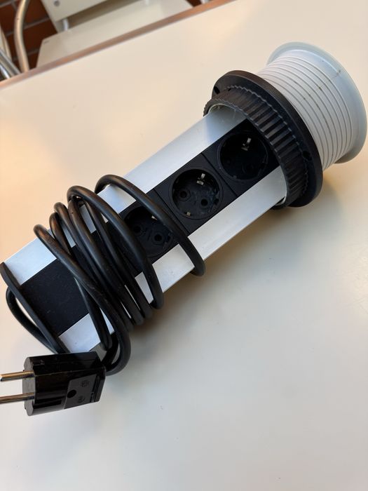 Tomada torre tripla encastre balcao Evoline