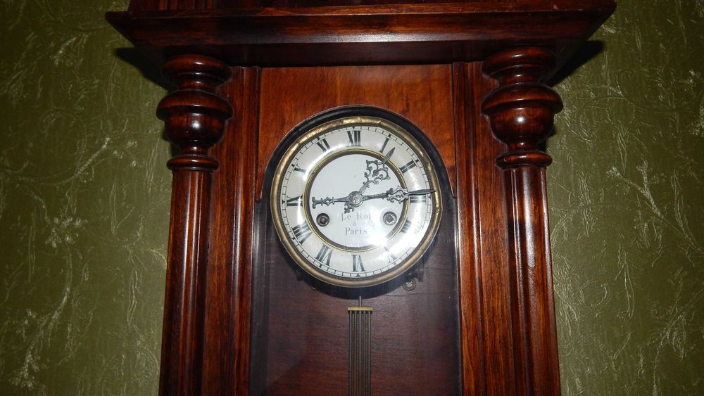 Старинные настенные часы с маятником