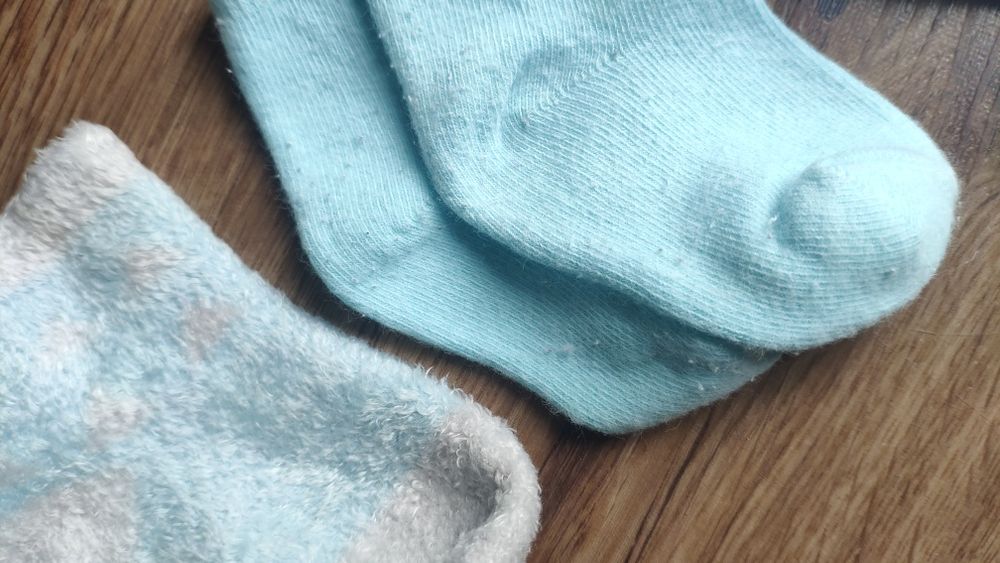 4 pary skarpetek niemowlęcych.