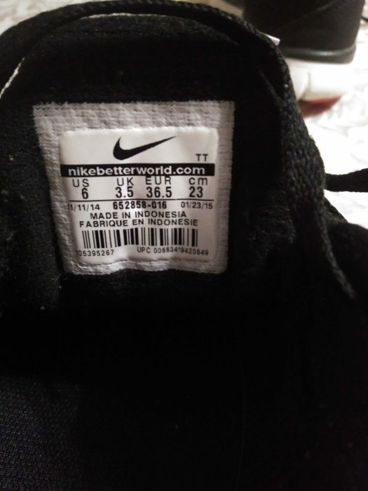 czarne buty sportowe marki nike