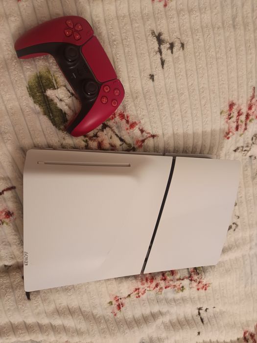 Продам PS5 slim blu-ray 1TB + геймпад dualsense cosmic red