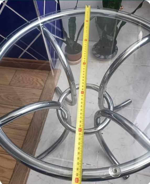 Mesa de centro com tampo de vidro e pernas inox