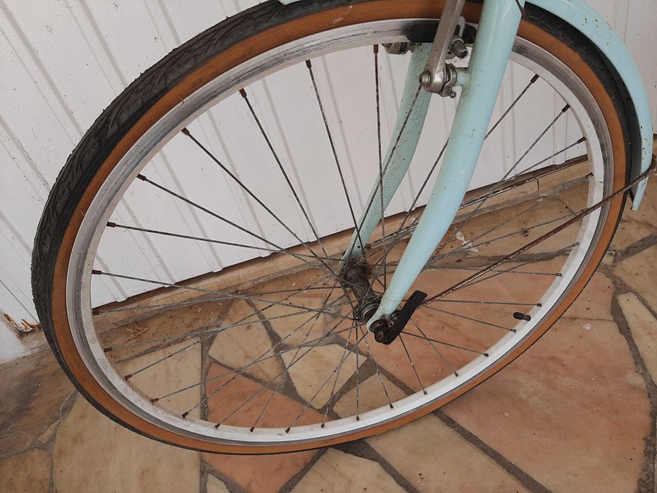 Bicicleta de senhora estilo "pasteleira"