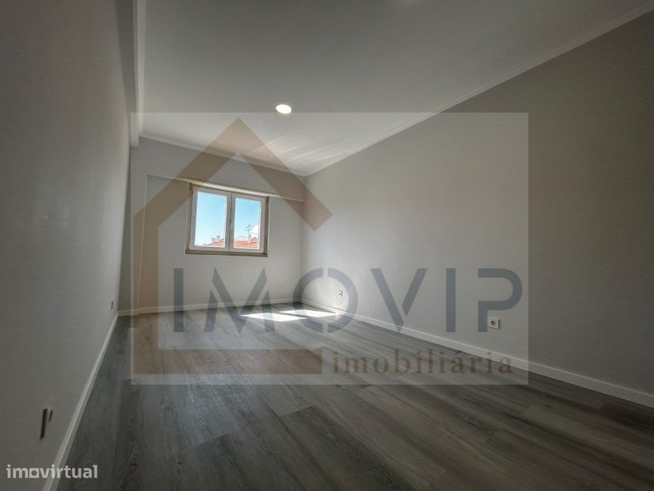Apartamento T4 Totalmente Remodelado na Amora