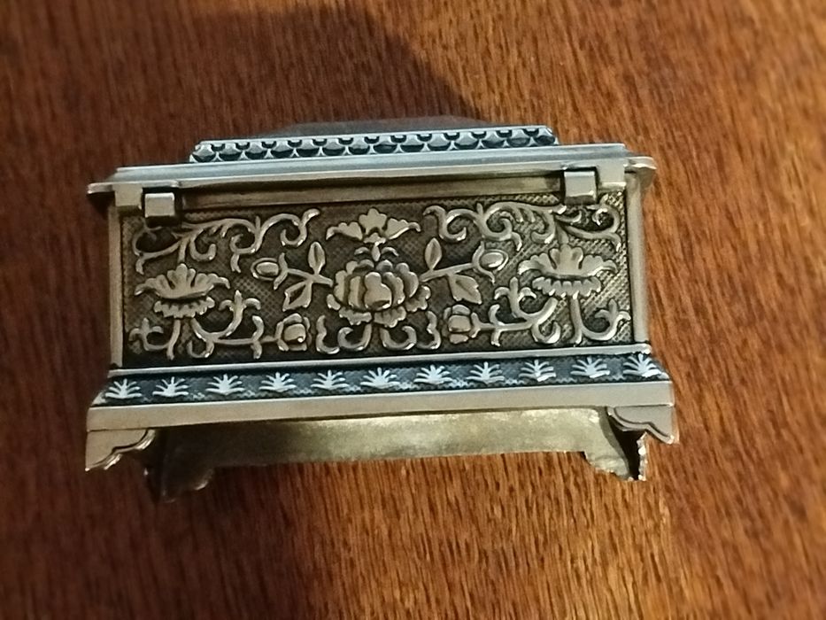 Stara metalowa szkatułka