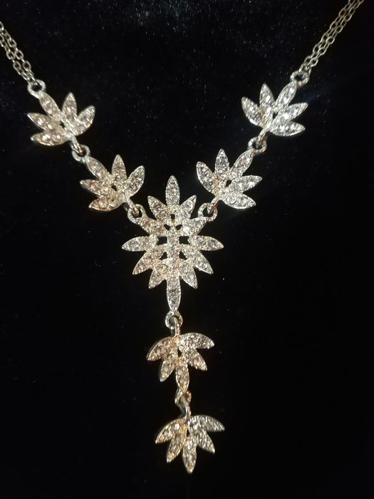 Нежное украшение под вечернее платье