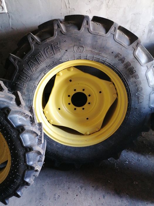 opony z felgami John Deere 380/85 R28 sprzedam przyczepkę
