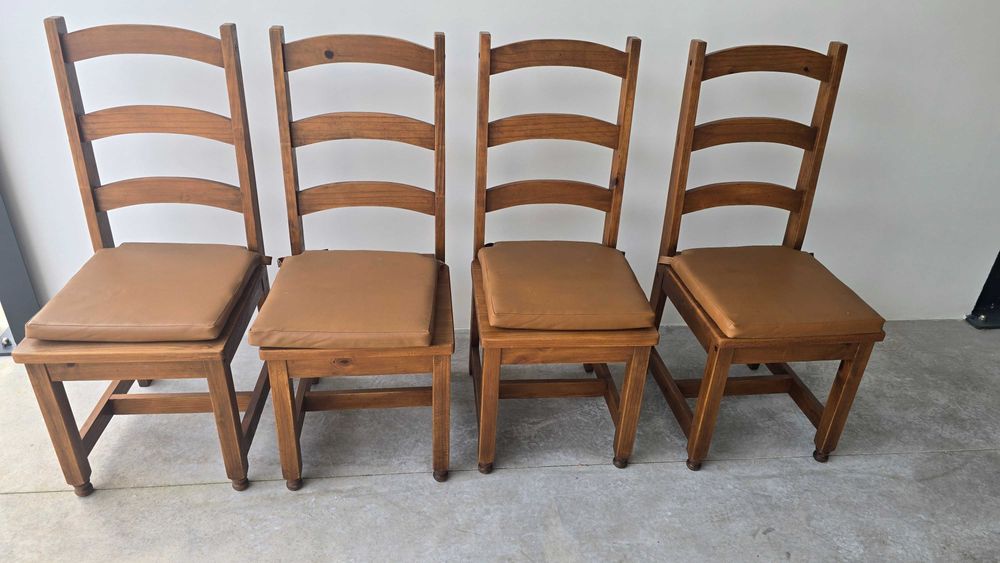 Mesa de jantar com 4 cadeiras em madeira maciça.