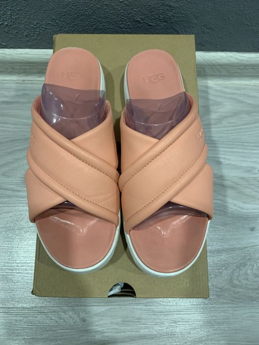Шлепанцы UGG.