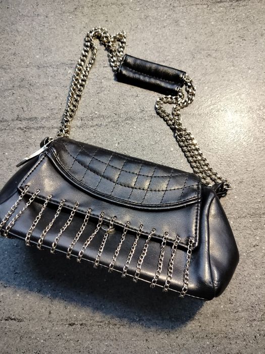 Czarna torebka z łańcuszkami