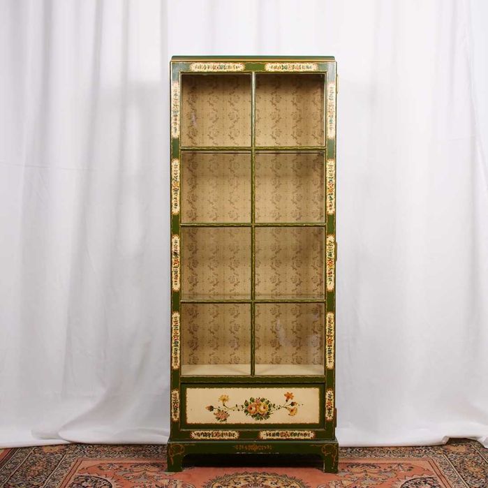 Vitrine em madeira lacada e pintada à mão