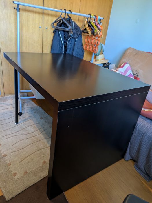 Secretária IKEA Preto-Castanho - Tampo Espaçoso