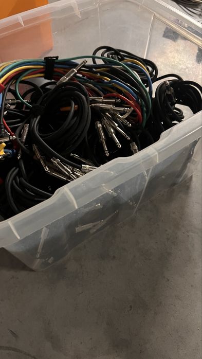 Caixa com cabos midi, jack, etc