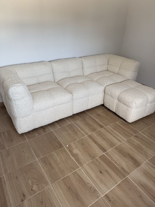 Sofá chaise longue em Bouclé