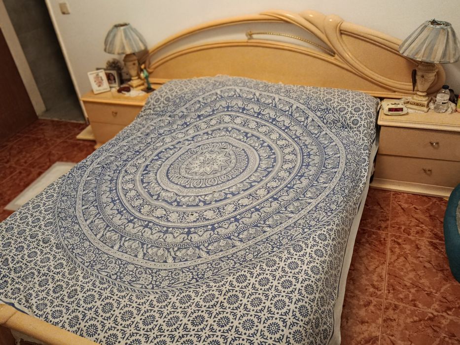 Cama de casal e colchão.