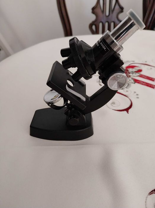 Microscópio decorativo em muito bom estado