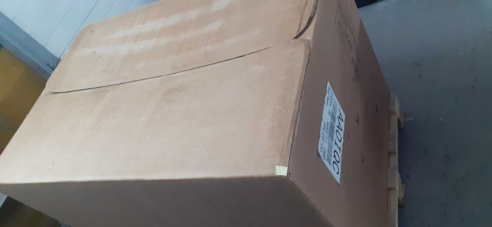 Paleta, karton na palecie, duży, mocny na przesyłkę duży gabaryt.