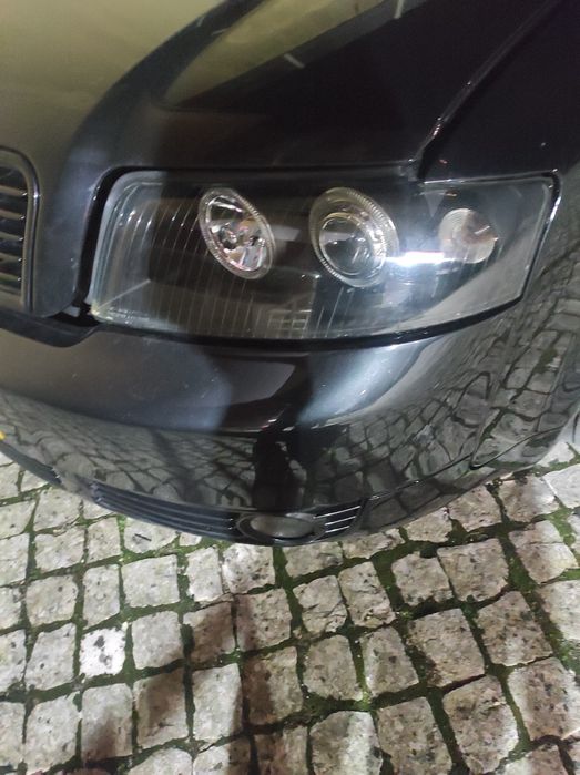 Faróis para Audi A4 B6 em bom estado recentemente recuperados.