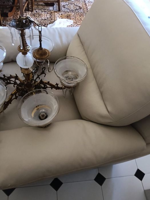 Conjunto de dois sofas em pele bege