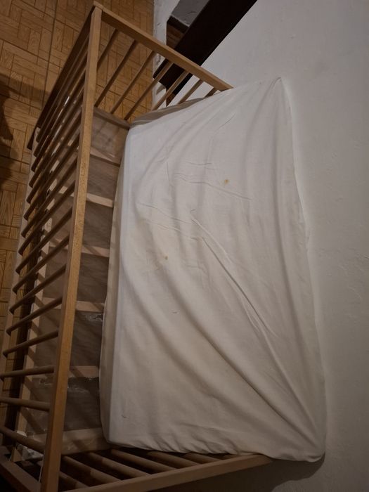 cama de madeira de bebé