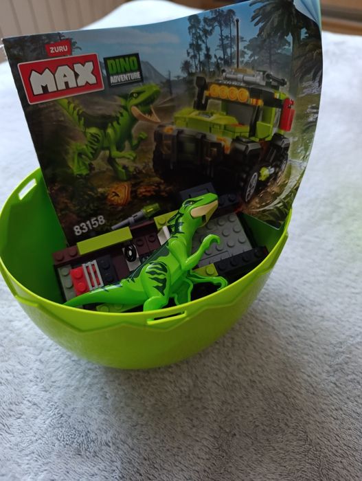 Lego w jajku z dinozaurem