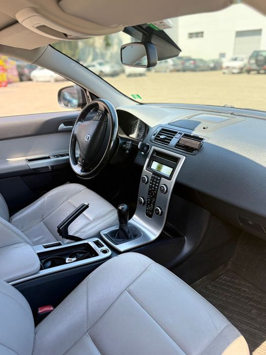 Volvo V50 2.0 Gasolina 140cv • 2009 • Full Extras • Muito bem estimada