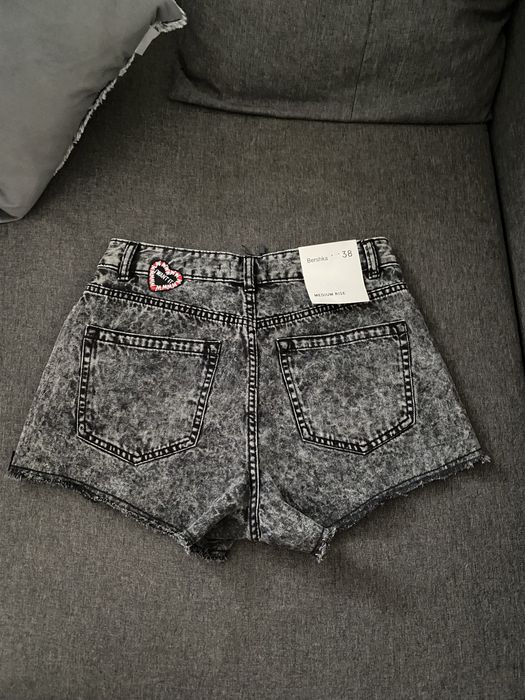Spodenki z haftem naszywkami bershka M nowe szorty sredni stan